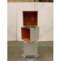 Boekenrek - kubussen in draaivorm op voet 60x60x160 (oranje)